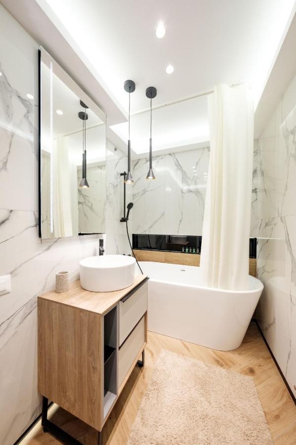 Brand New Luxury Apartment In The Heart Of Braşov Eksteriør billede